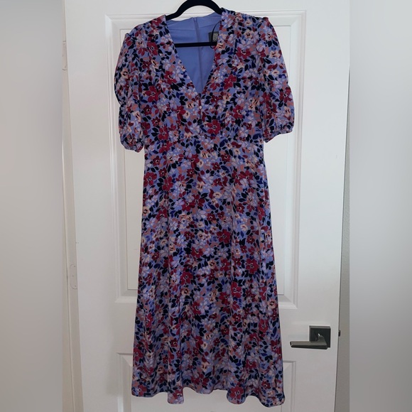 Vince Camuto V-Neck Short Sleeve Pebble Crepe Midi Dress - Picture 4 of 4